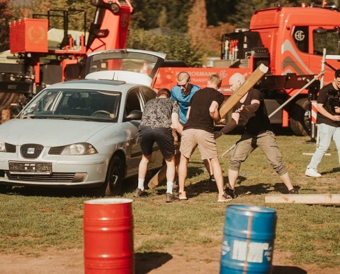 motorsaegen-frisbee,-pfannen-schmieden-und-grosse-maschinen