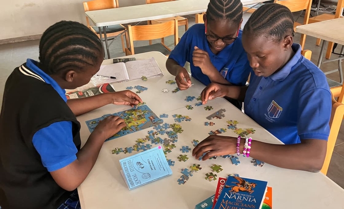 mission-hilft-mit-bibliothek-schuelern-in-sambia